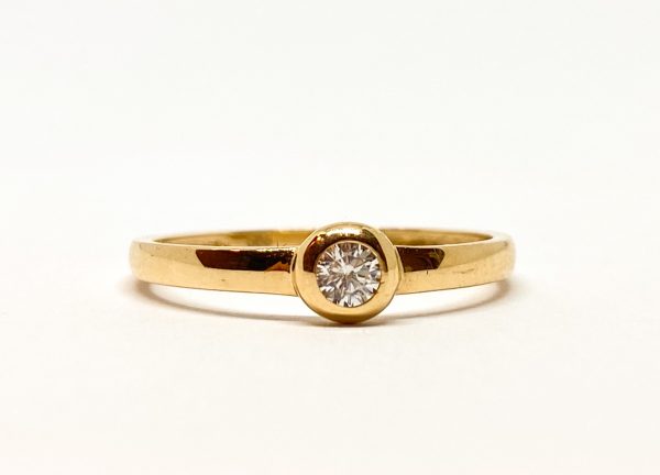 Auksinis žiedas su užvalcuotu cirkoniu 17 dydis