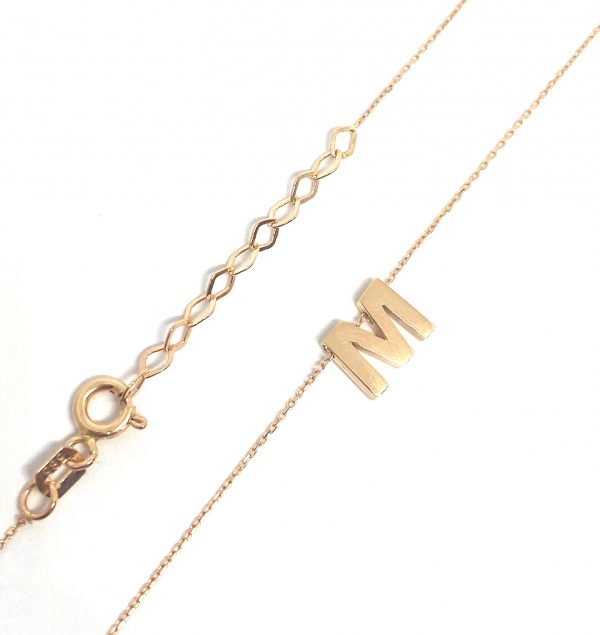 Auksinė grandinėlė kartu su pakabuku raidė "M"