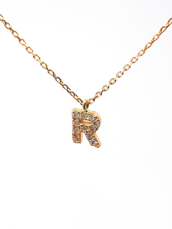 Briliantais inkrustuotas vardo raidės pakabukas kartu su grandinėle