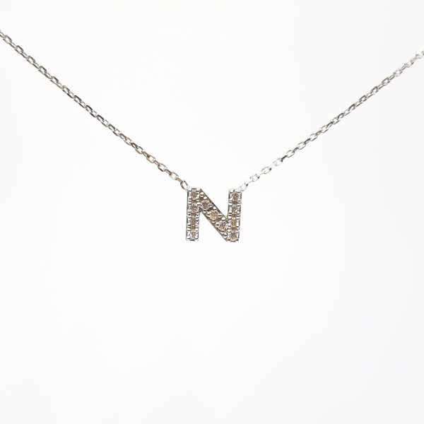 Briliantais inkrustuotas vardo raidės pakabukas kartu su grandinėle