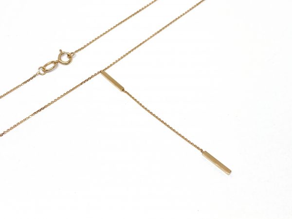 Auksinė grandinėlė su stilingu pakabuku