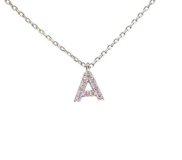 Briliantais inkrustuotas vardo raidės pakabukas kartu su grandinėle