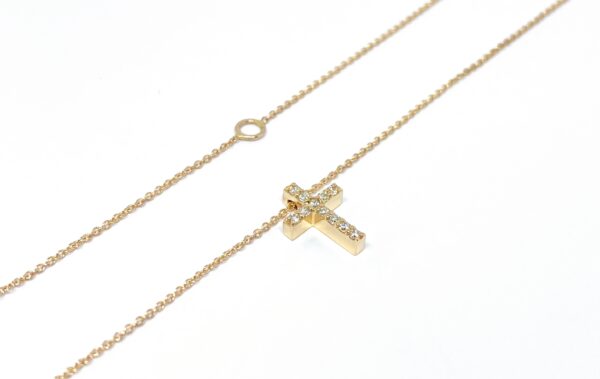 Briliantais inkrustuotas (0.08 ct) kryželis kartu su grandinėle