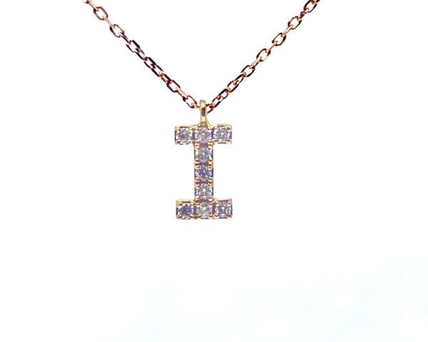 0,09 ct briliantais inkrustuotas vardo raidės pakabukas kartu su grandinėle