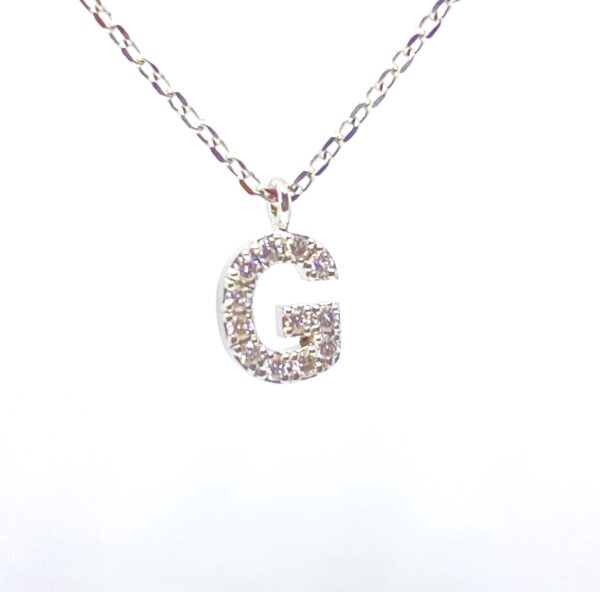 Briliantais inkrustuotas vardo raidės pakabukas kartu su grandinėle