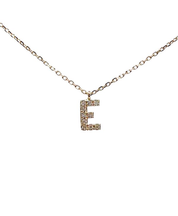 Briliantais inkrustuotas vardo raidės pakabukas kartu su grandinėle