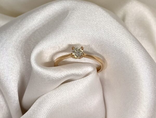 Auksinis žiedas su 0,30 ct briliantu